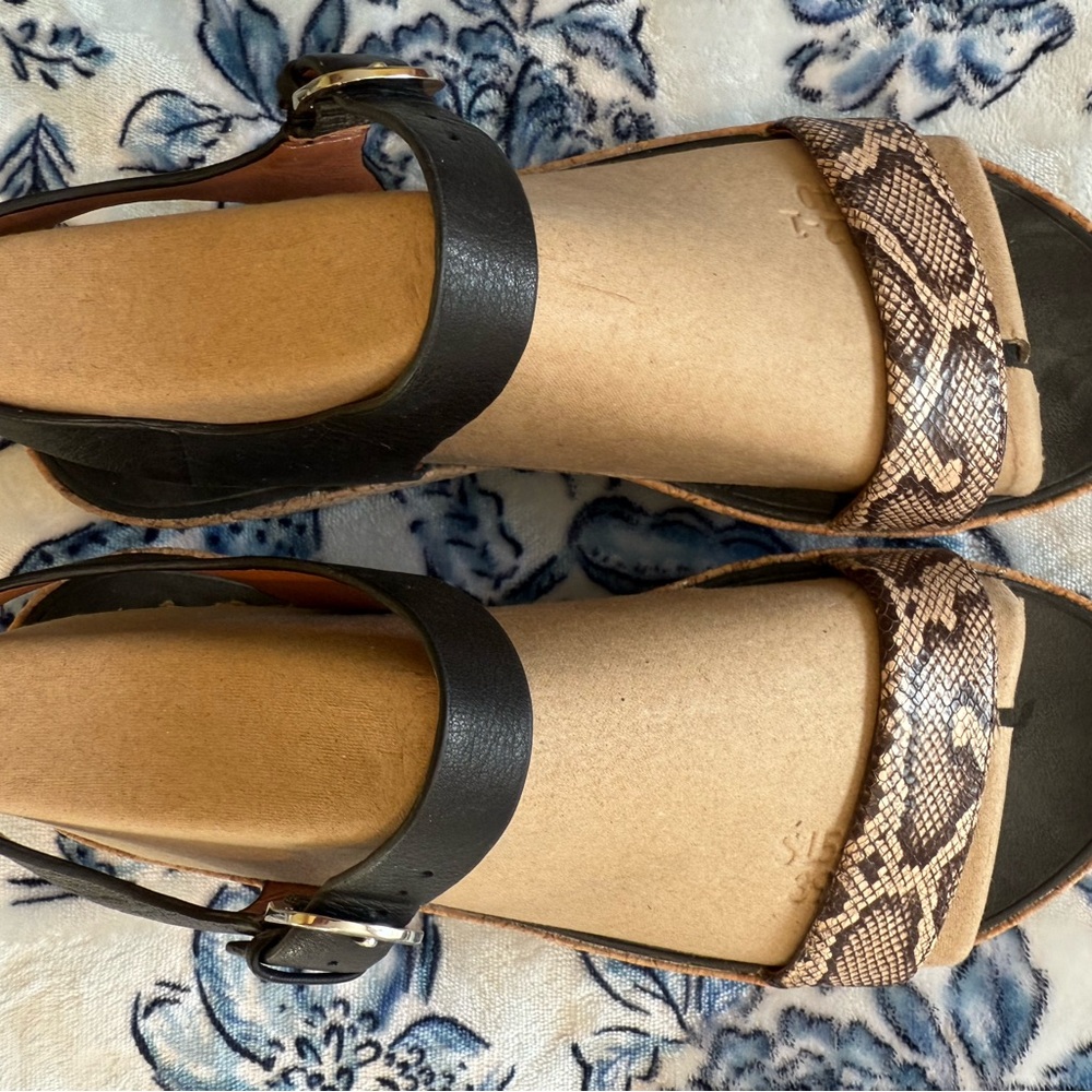 Fitflop Black and Snake Sandals with Classic Design